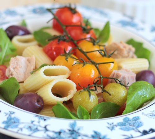 Salada com penne, atum e manjericão