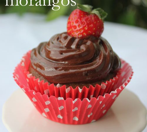 Cupcake de Chocolate com Morangos